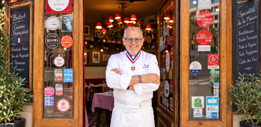 salon de la gourmandise les editions chef souriant devant un bistrot francais